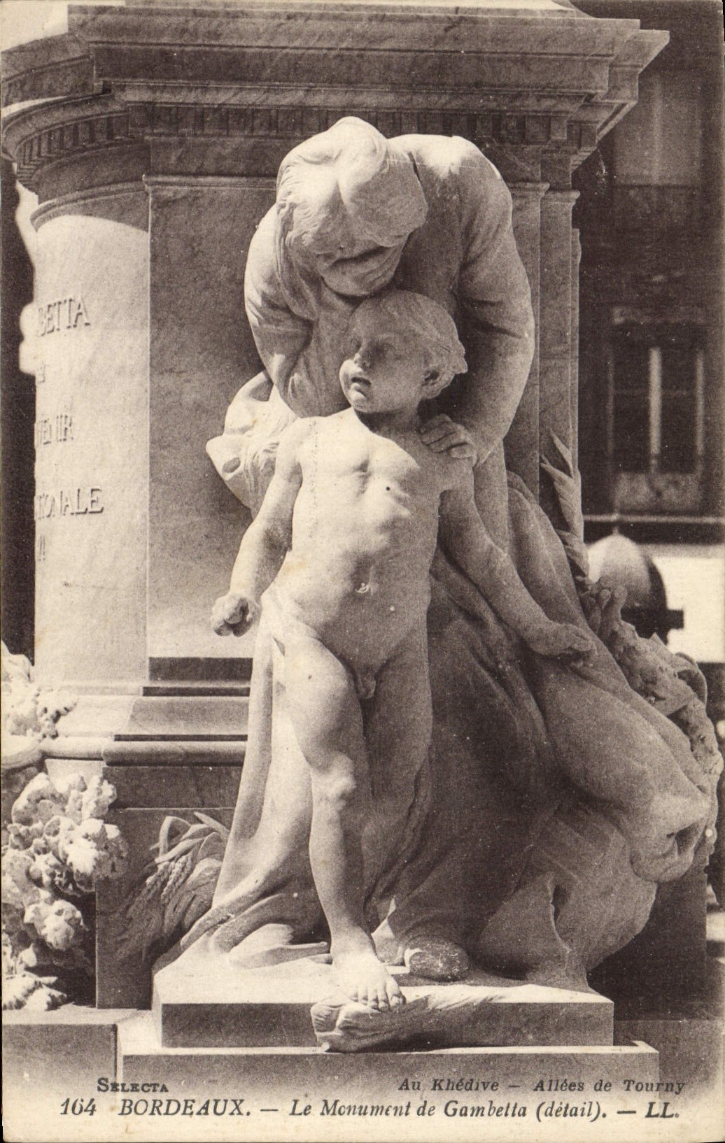 CPA Bordeaux Le Monument De Gambetta