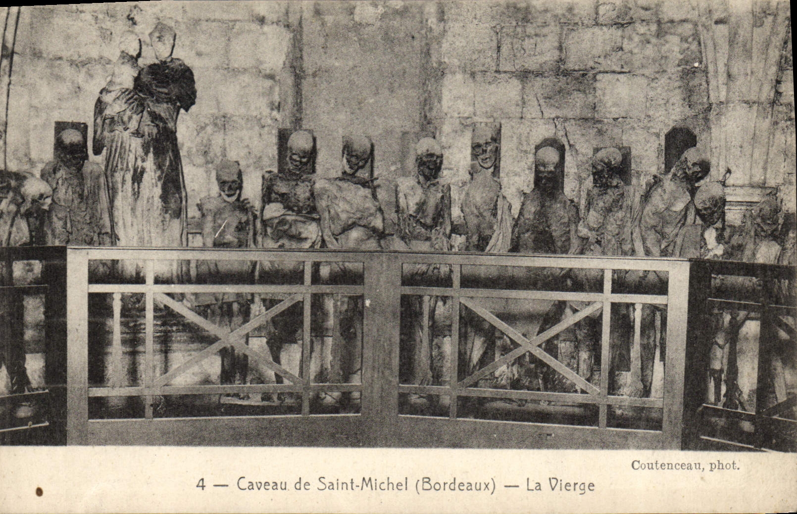 CPA Caveau De Saint Michel Bordeaux La Vierge Squelettes 
