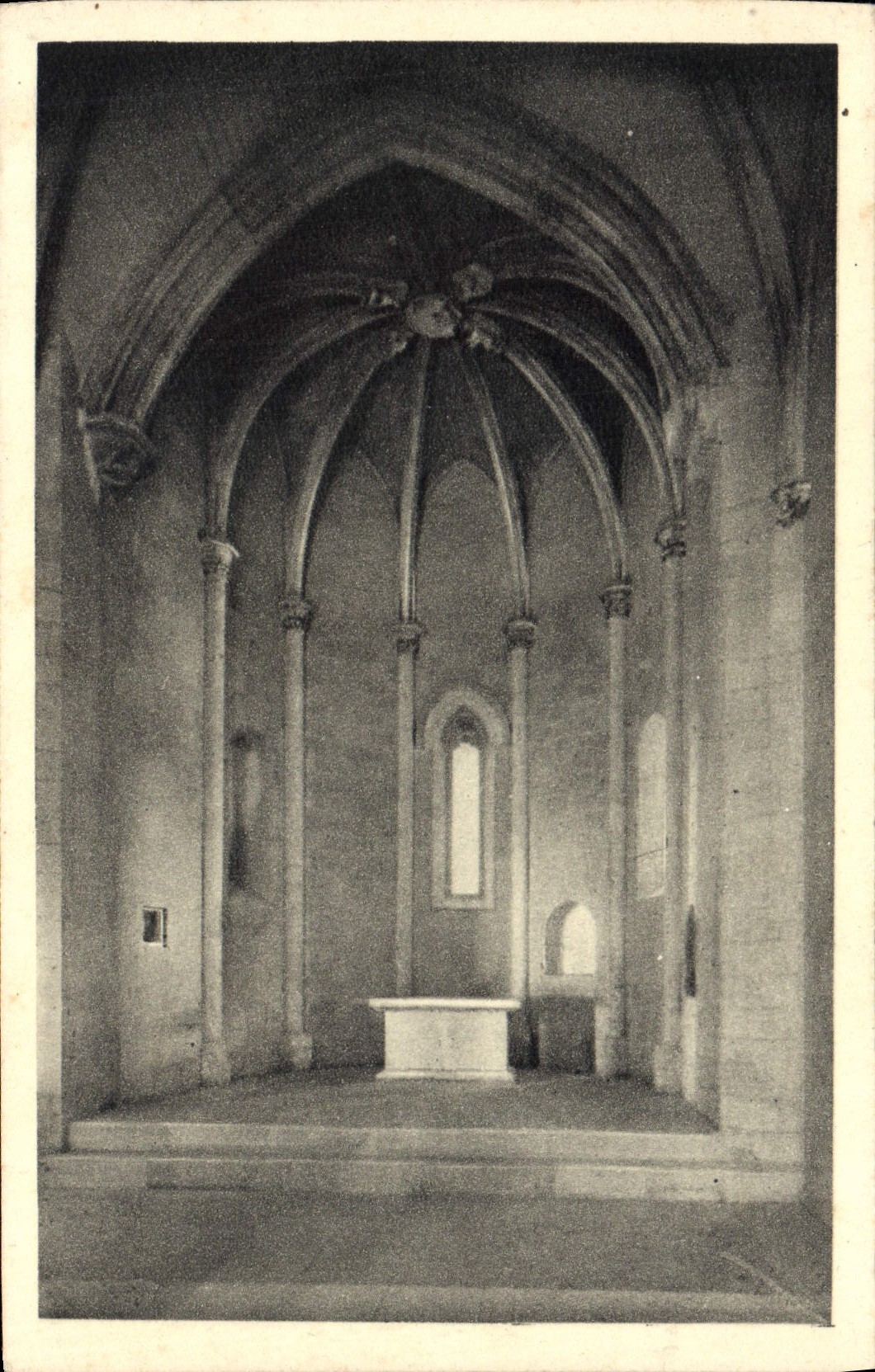 Château de Tarascon — La Grande Chapelle inférieure — Éditeur Commercial Mr Alexandre-Henri G. Palais, Paris