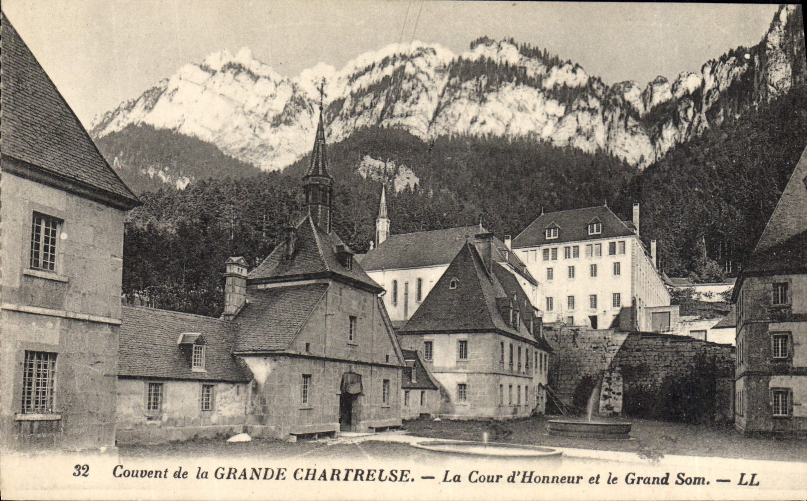 CPA La Grande Chartreuse La Cour D'Honneur Et Le Grand Som