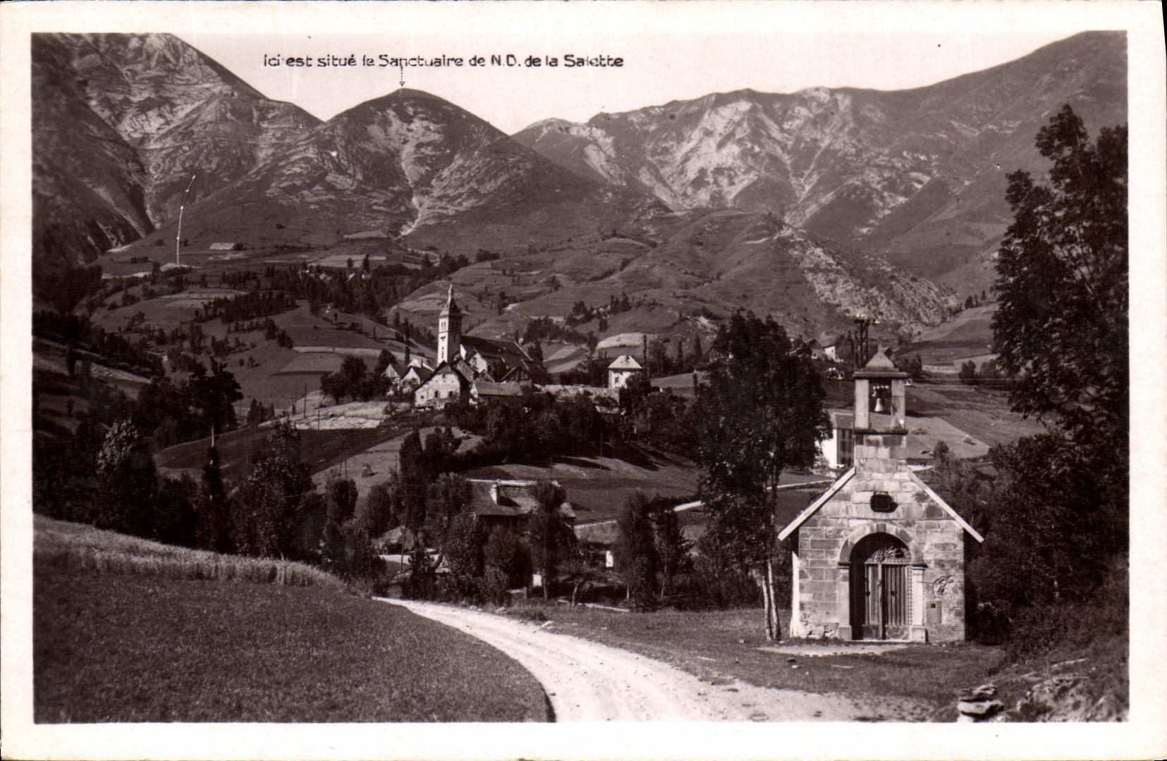 Sanctuaire de N.D. de la Salette — Vue du village et du sanctuaire — Propriété des Chaplains