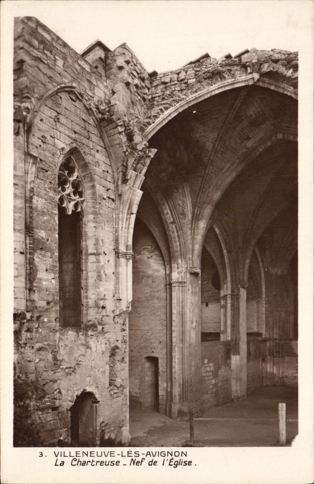Villeneuve-lès-Avignon — La Chartreuse — Kirchenschiff — Edition des Monuments Historiques