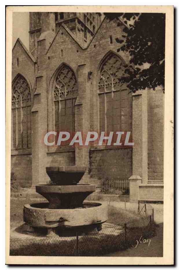 CPA Saint Pol De Leon Bas cote de la chapelle du Creisker Fontaine de granit a trois vasques superposes