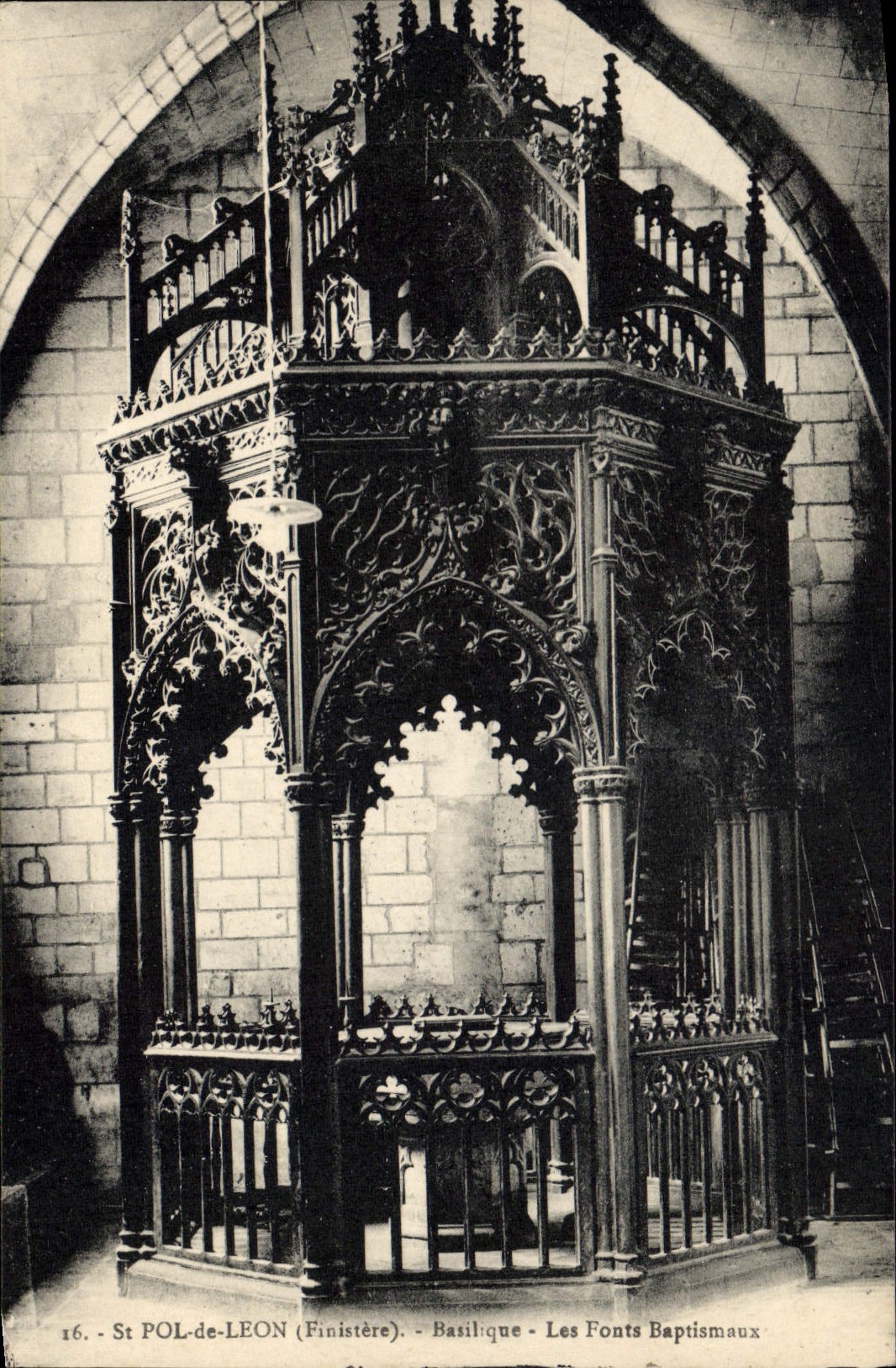 CPA Saint Pol De Leon Basilique Les fonts Baptismaux