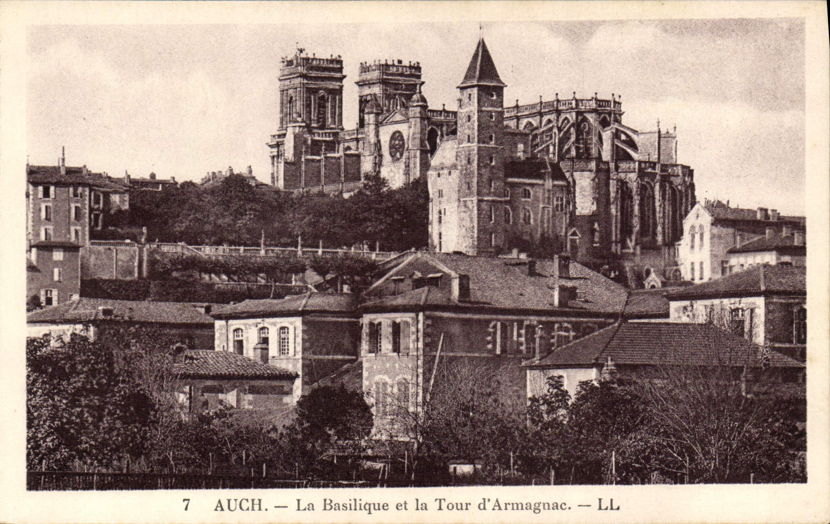 Auch — La Basilique et la Tour d'Armagnac — LL