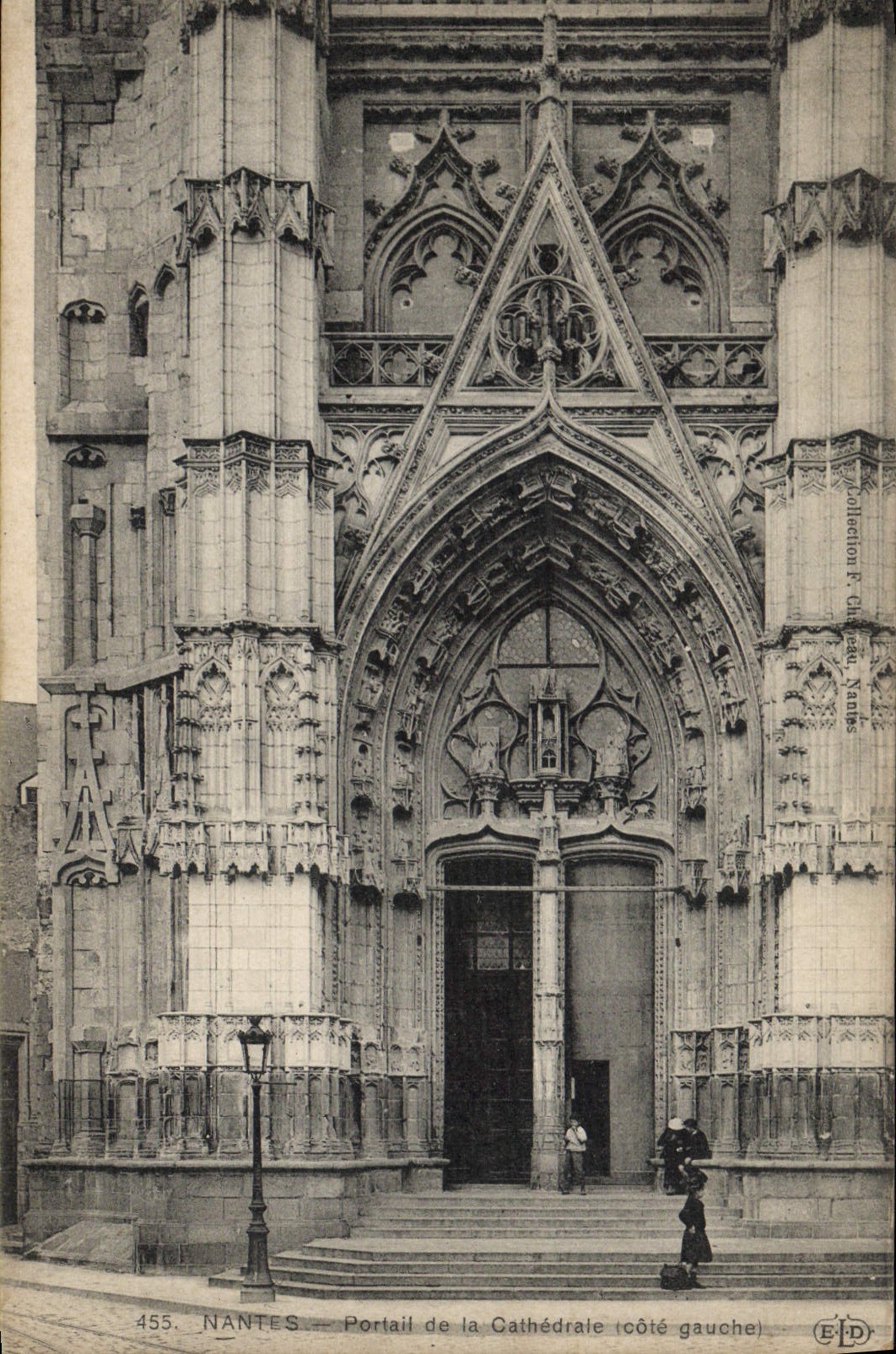 CPA Nantes Portail de la Cathedrale Cote Gauche