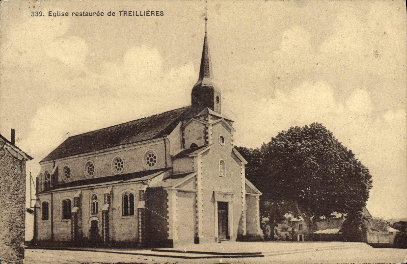 CPA Eglise Restauree de Treillieres