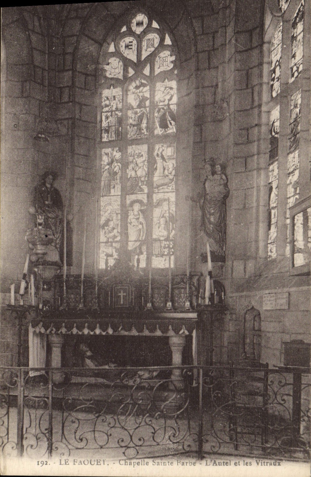 Le Faouet - Kapelle Saint-Barbe - Der Altar und die Glasfenster