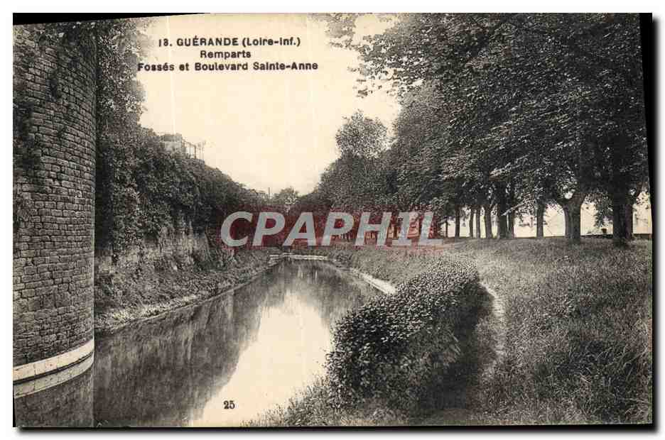 CPA Guerande Remparts Fosses et Boulevard Sainte Anne