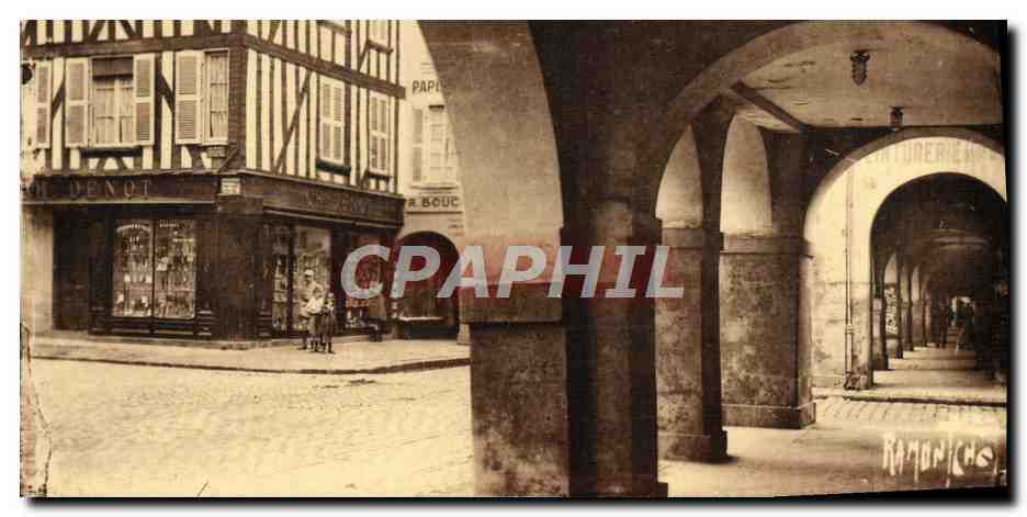 CPA La Rochelle Porches de la Rue du Palais