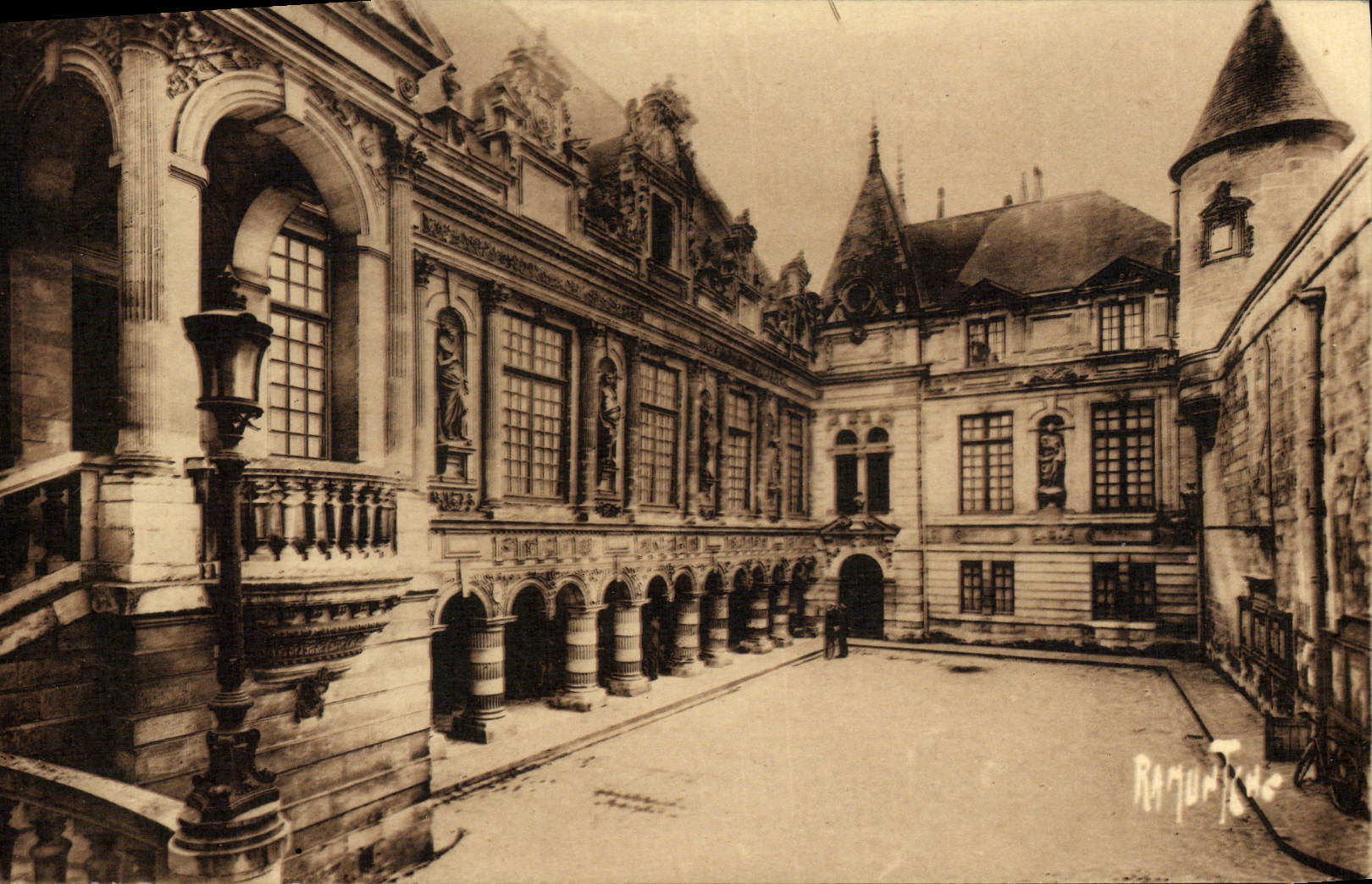 Hôtel de Ville de La Rochelle — reconstruit sous François Ier et Henri IV — Éditions Artistiques Raymond Bergevin