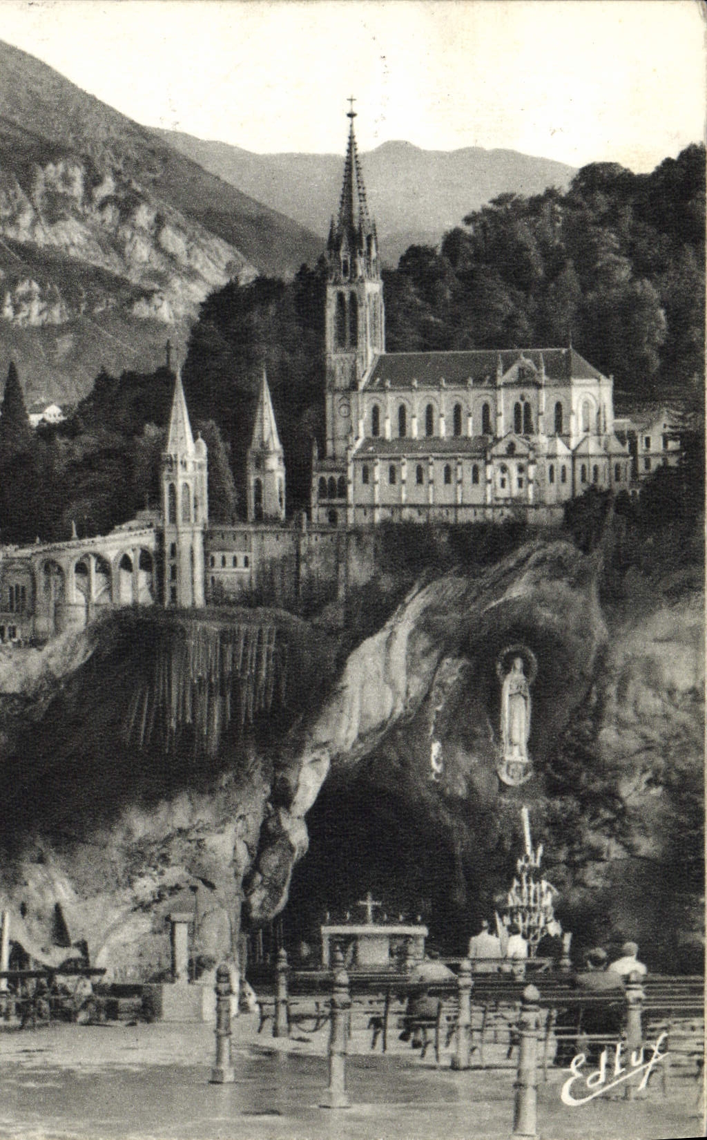 CPA Lourdes La Basilique et la Grotte Miraculeuse