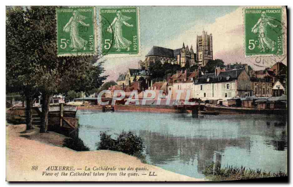 CPA Auxerre La Cathedrale Vue des Quais