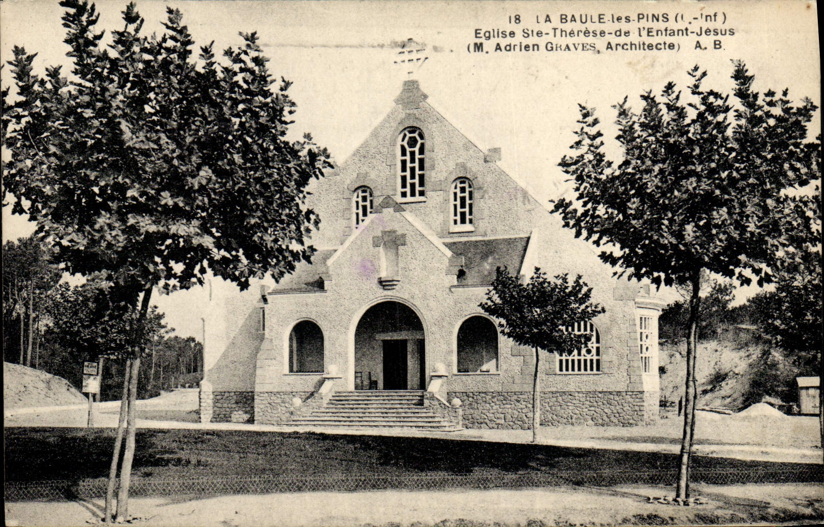 CPA La Baule Les Pins Eglise Ste Therese de L'Enfant Jesus