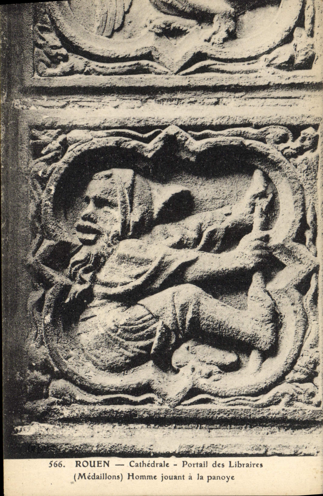 CPA Rouen Cathedrale Portail des Libraires Medaillons Homme jouant a la panoye