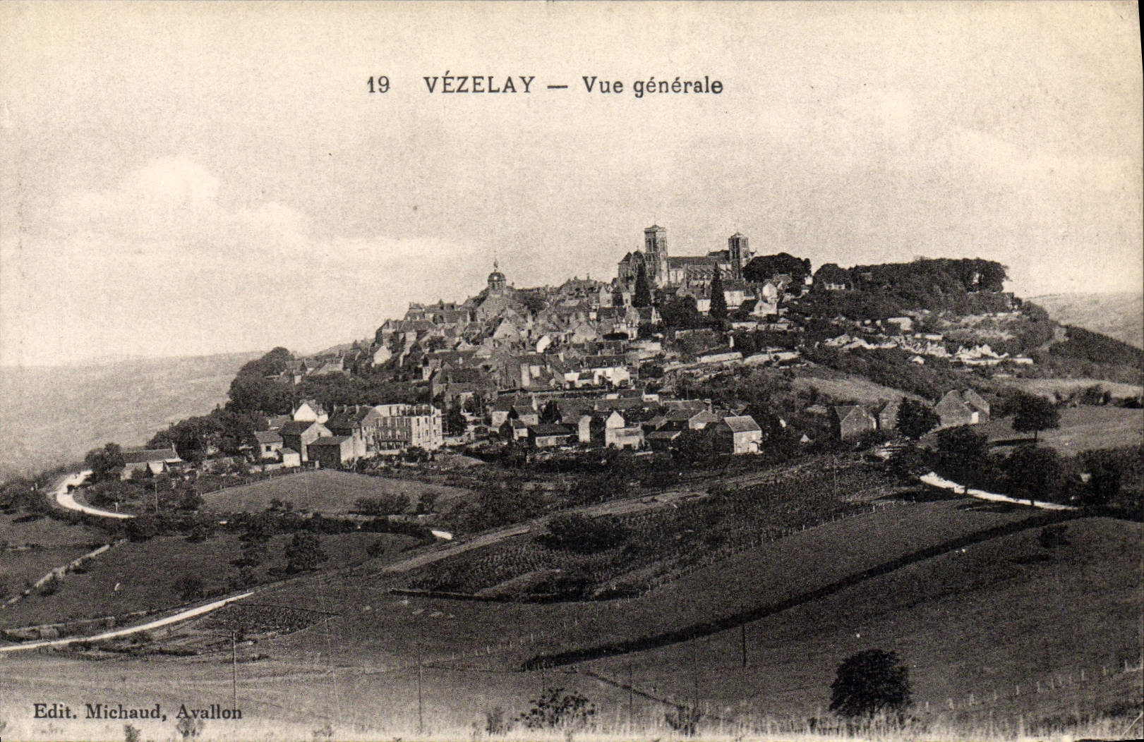 Vézelay — Vue générale — Edit. Michaud, Avallon, n°19