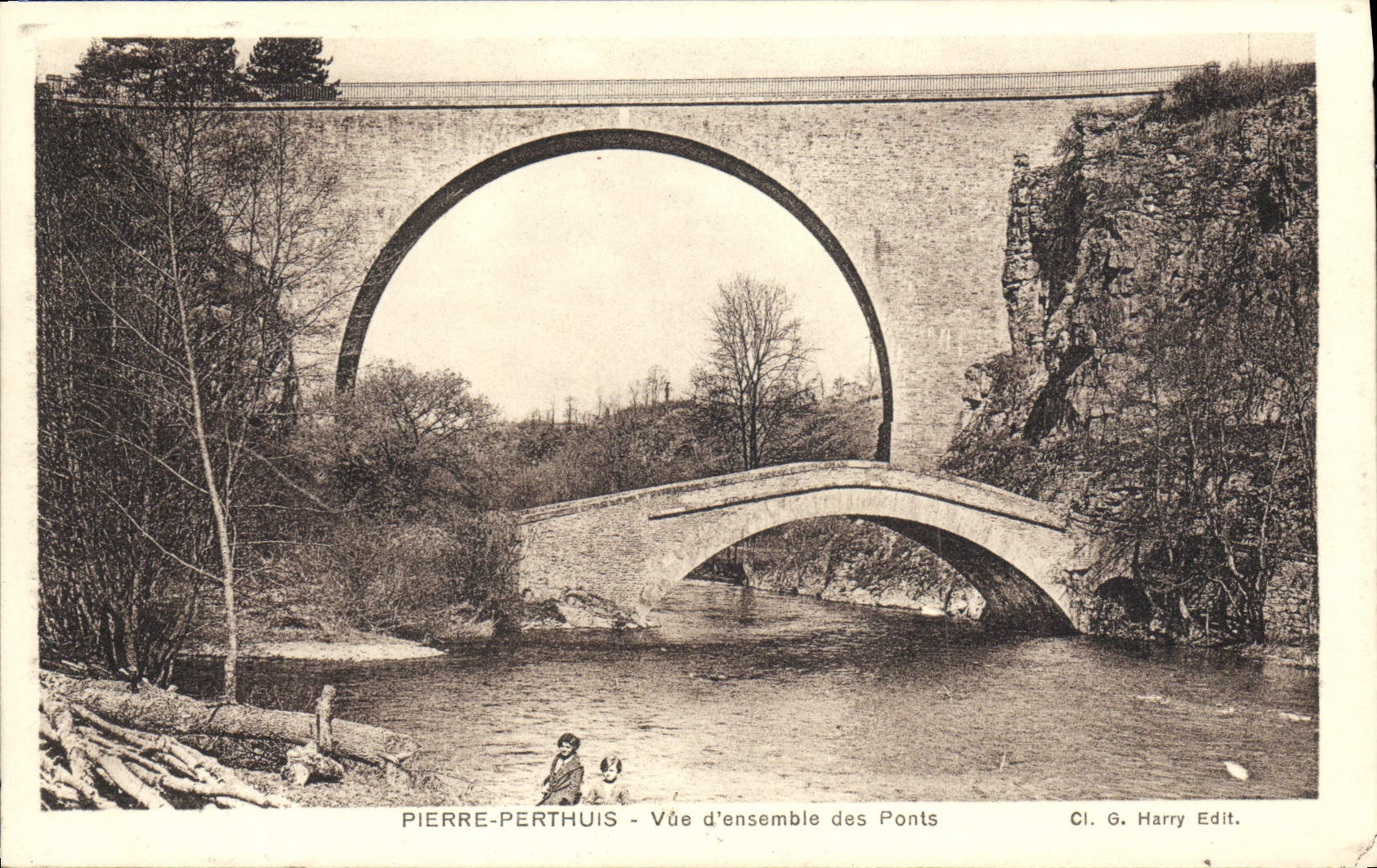 Pierre-Perthuis — Vue d'ensemble des Ponts — Cl. G. Harry Edit.