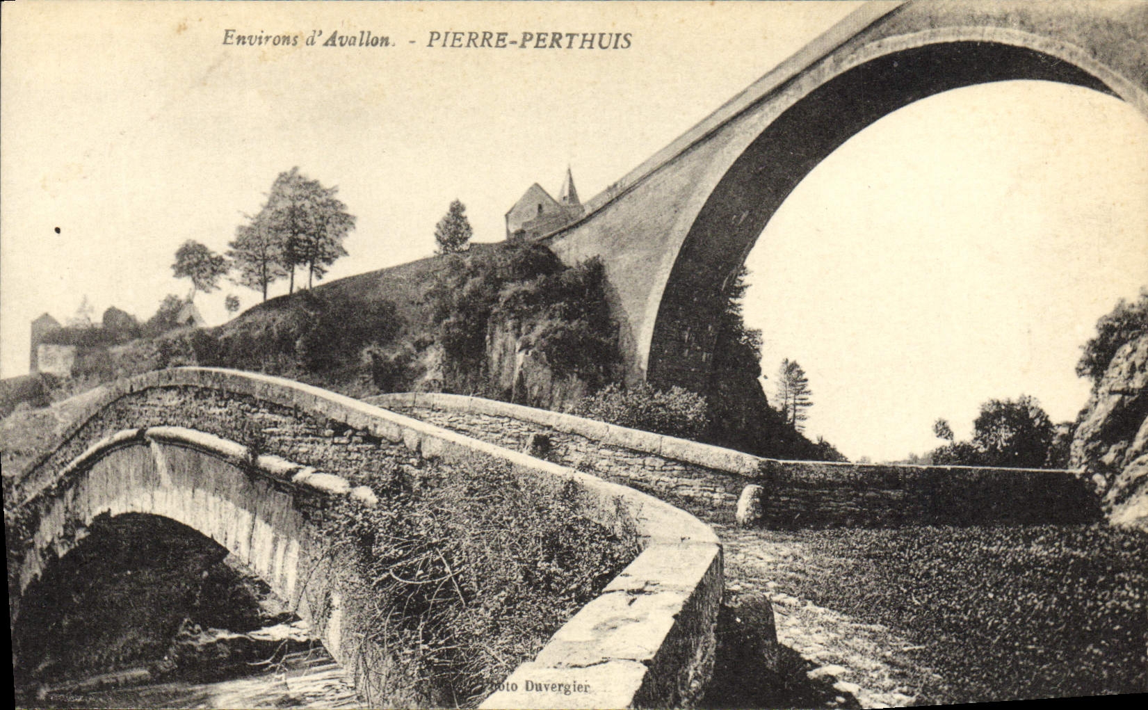 Pierre-Perthuis — Pont en pierre et église sur colline — Photo Duvergier