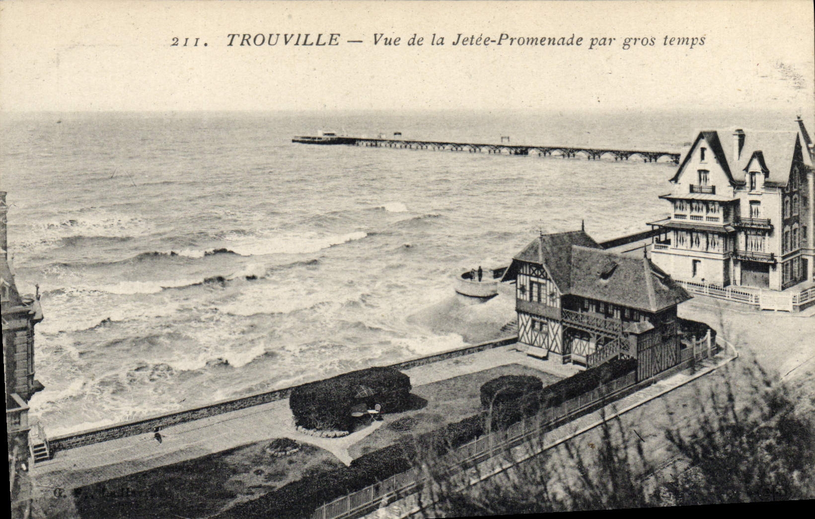 Trouville — Vue de la Jetée-Promenade par gros temps — Imprimé Illustré