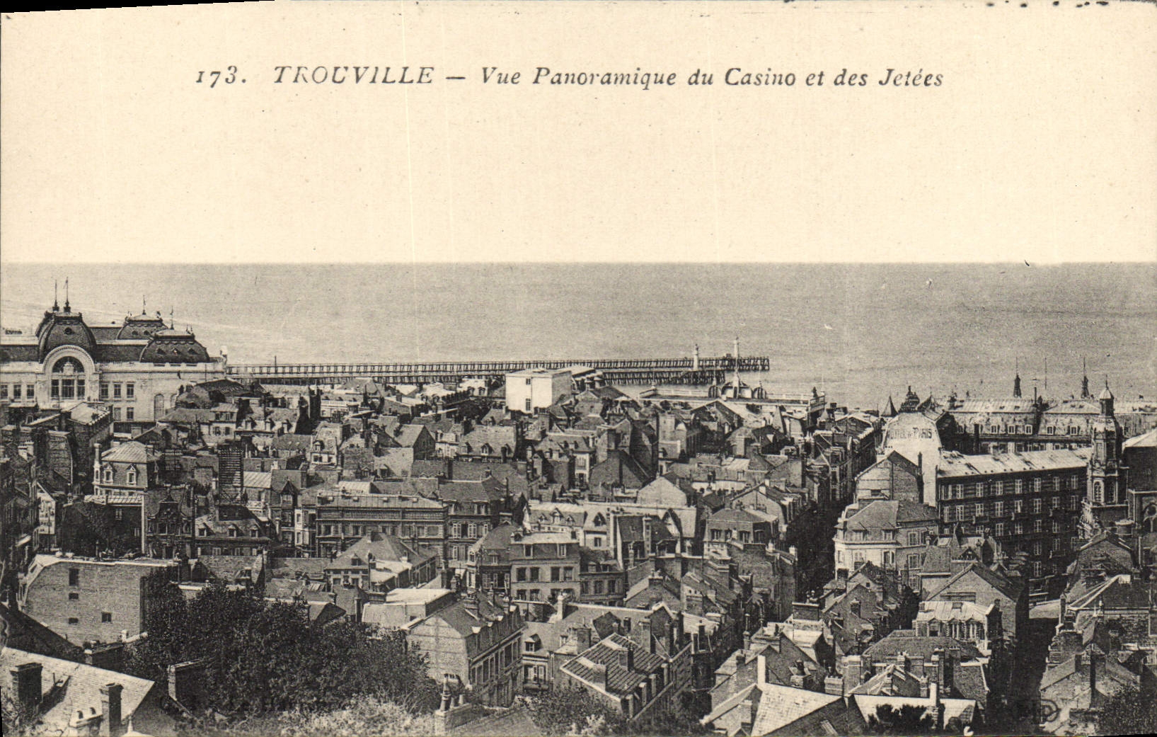 Trouville — Vue Panoramique du Casino et des Jetées — n° 173