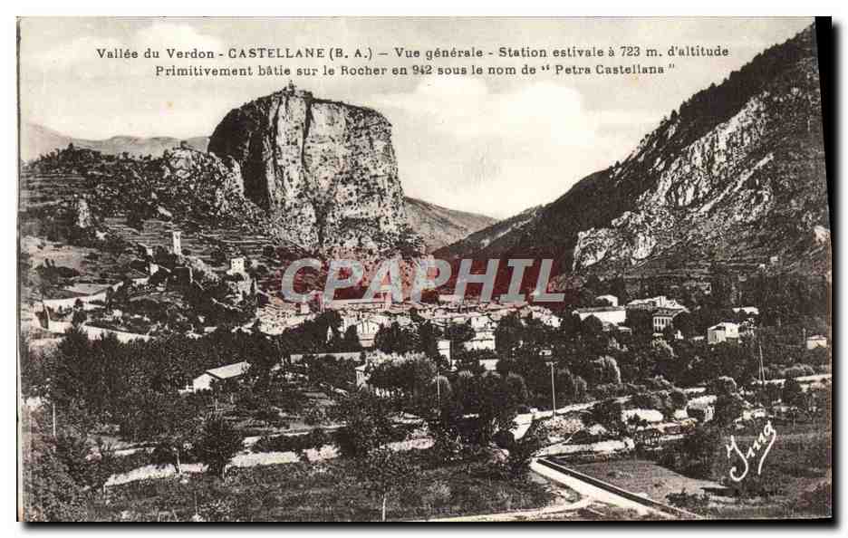 CPA Vallee du Verdon Castellane Vue Generale Station estivale 