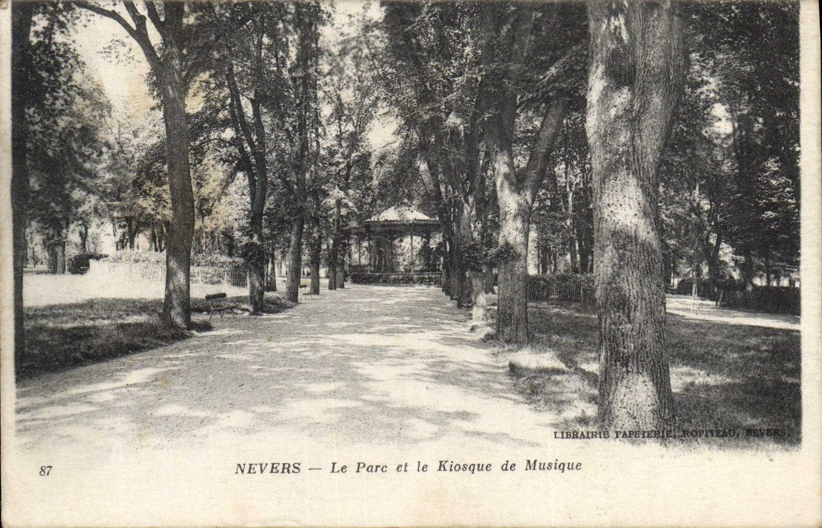 CPA Nevers Le Parc et le Kiosque de Musique