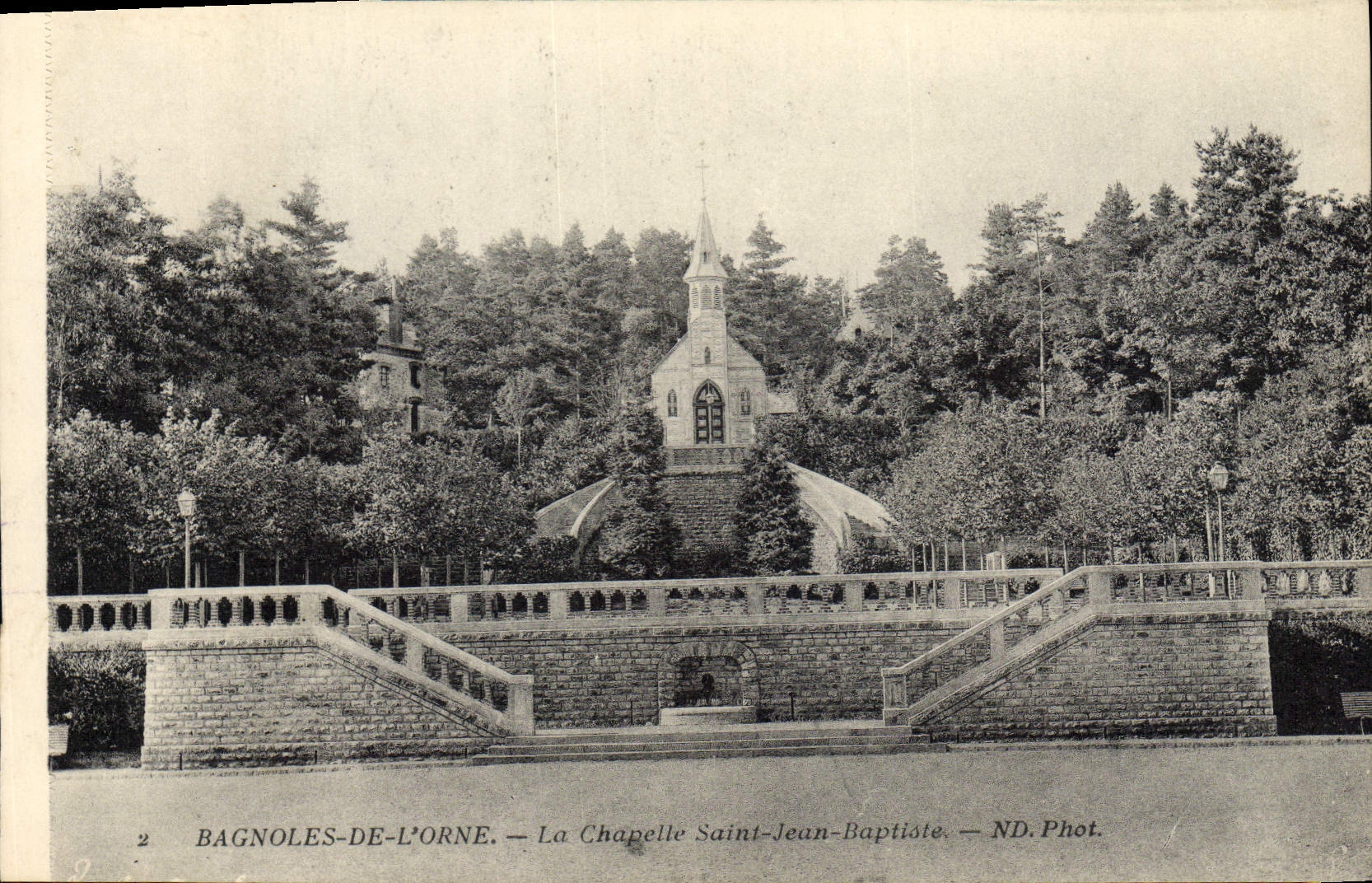 Bagnoles-de-l'Orne — La Iglesia de San Juan Bautista — ND. Fot.