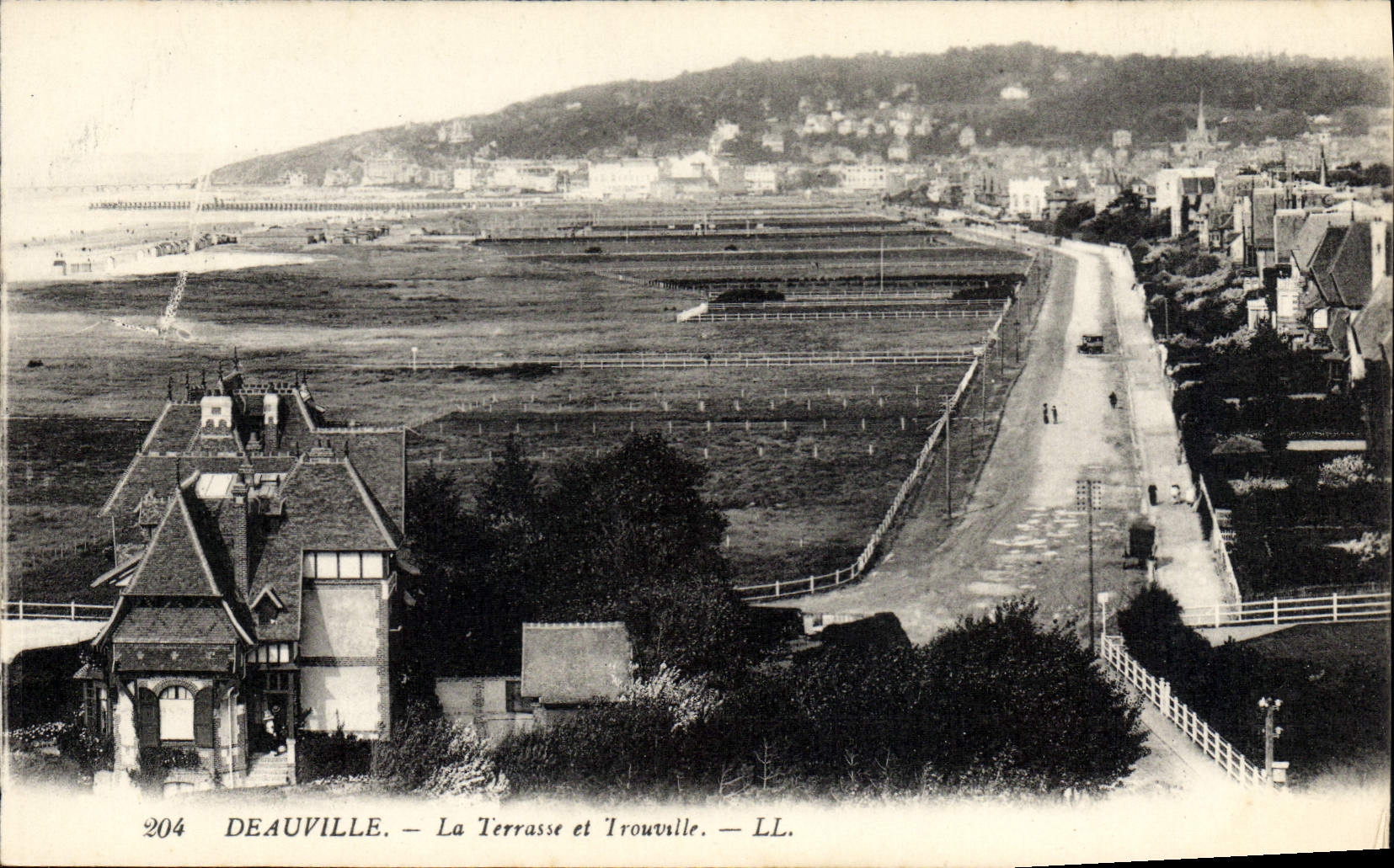 Deauville — La Terrasse et Trouville — LL. — N° 204