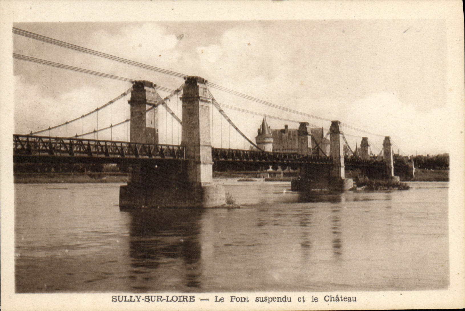 SULLY-SUR-LOIRE — Le Pont suspendu et le Château