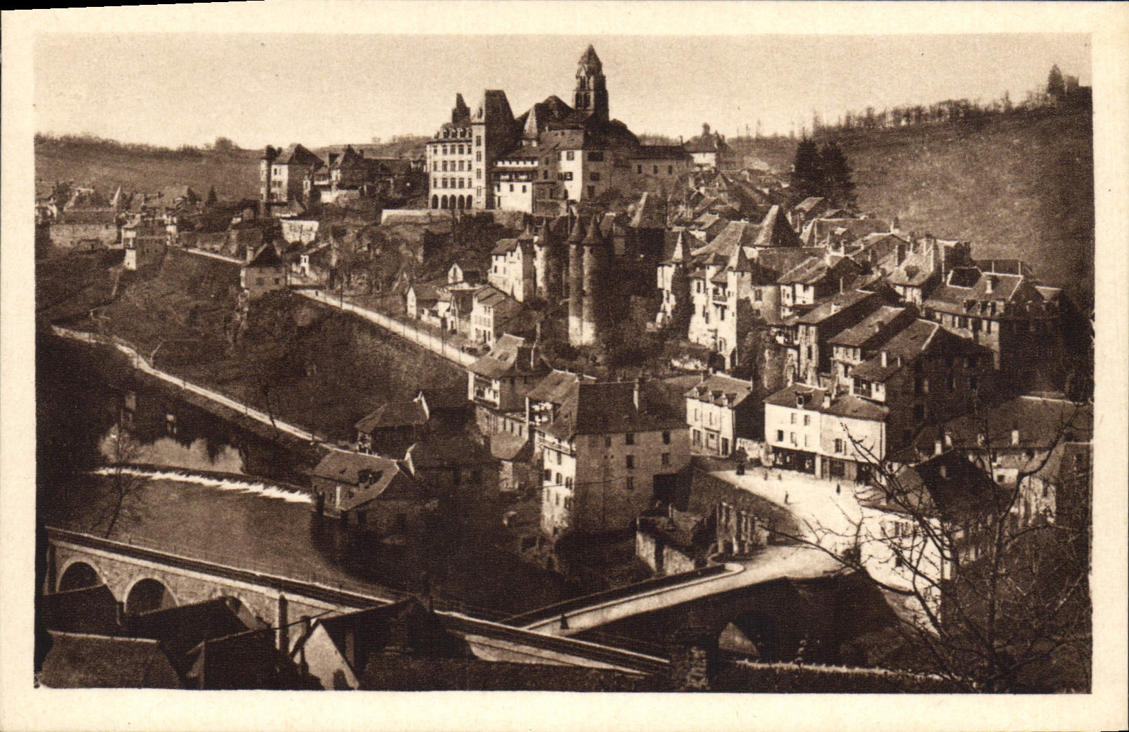 Corrèze — Vue générale prise de la route d'Éyburie — Édition Guionne, Corrèze