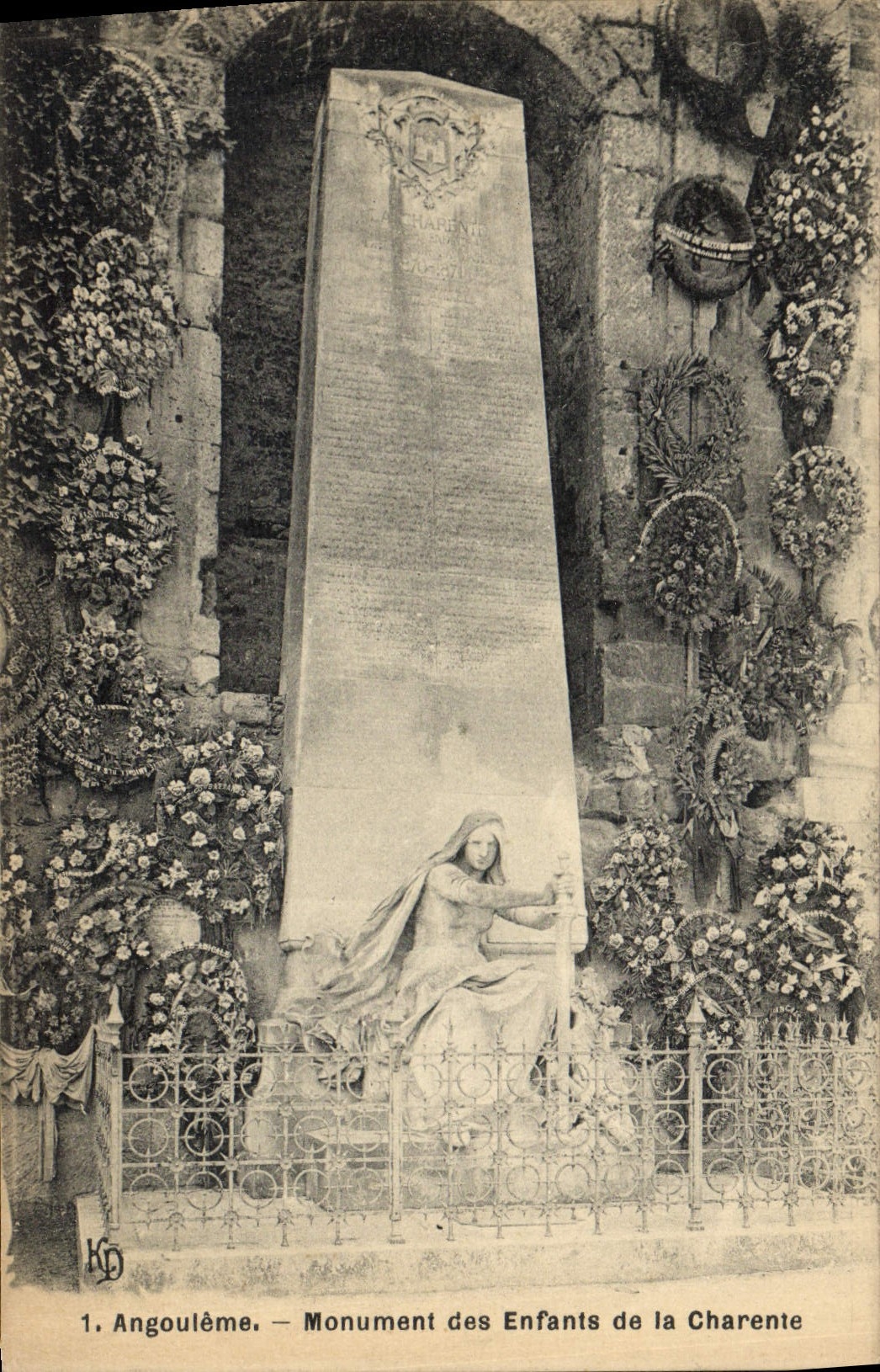 CPA Angouleme Monument des Enfants de la Charente