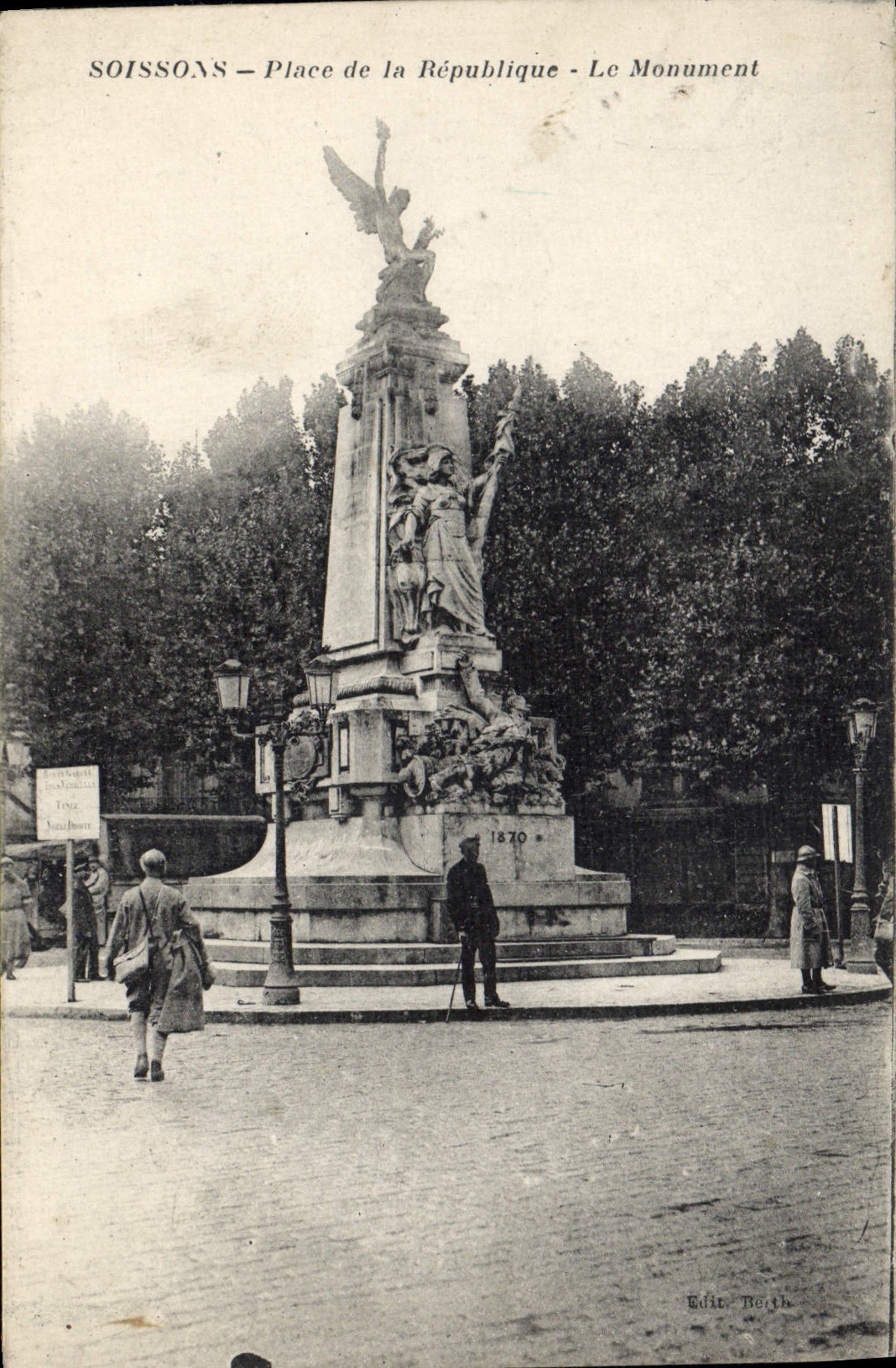 CPA Soissons Place de la Republique Le Monument
