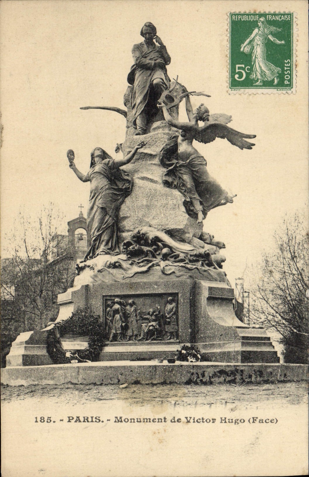 CPA Paris Monument de Victor Hugo 