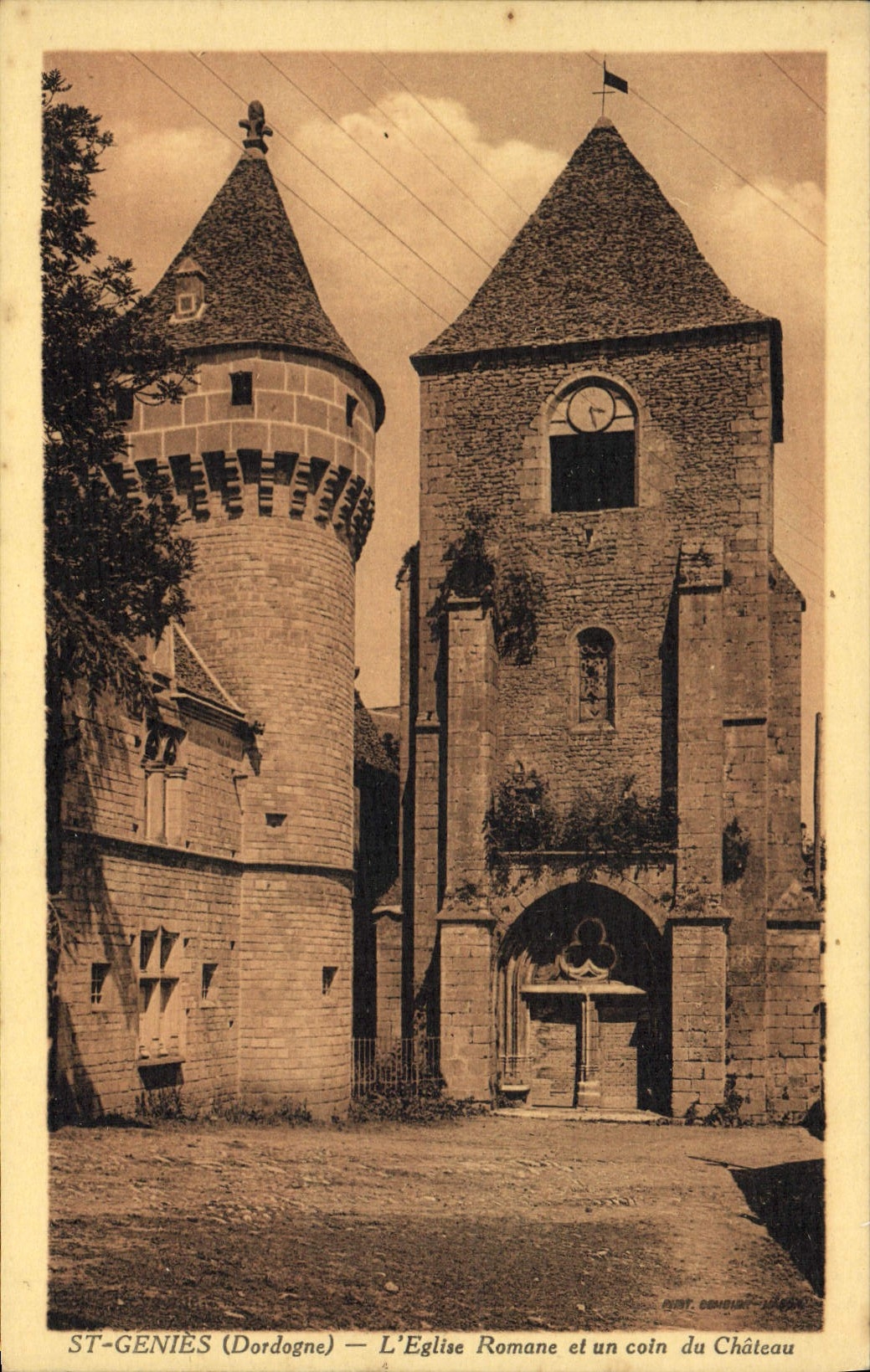 CPA St Genies L'Eglise Romane et Coin du Chateau