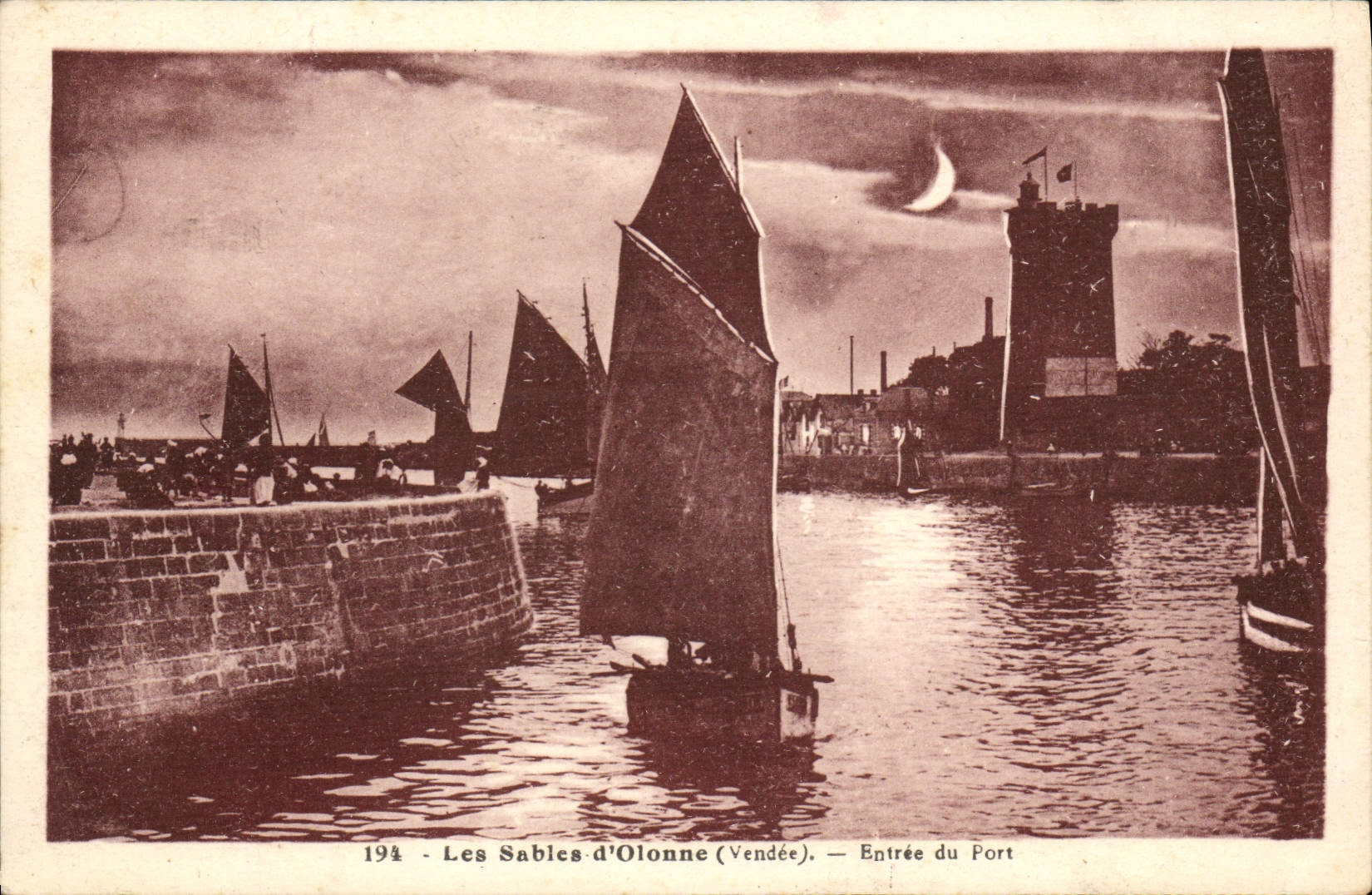 Les Sables-d'Olonne (Vendée) — Entrée du Port — J. Nozale, éditeur, n°194
