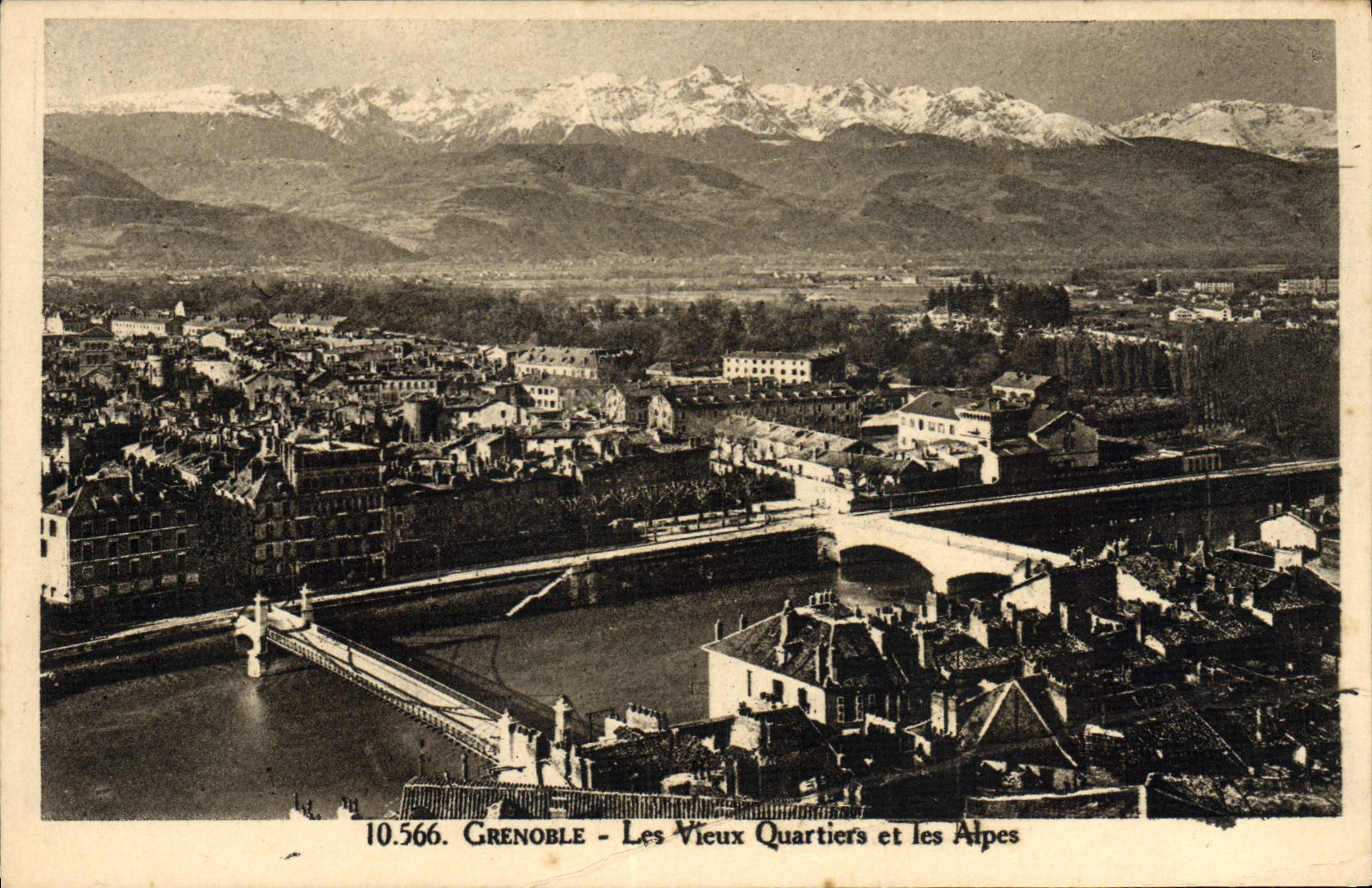 CPA Grenoble Les Vieux Quartiers Et Les Alpes