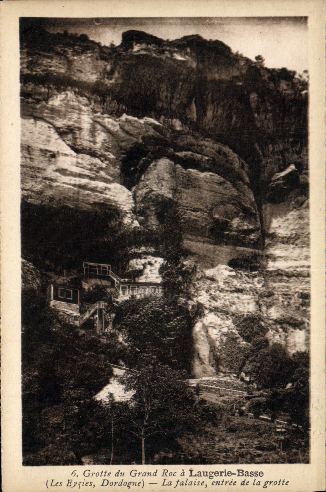 Grotte du Grand Roc à Laugerie-Basse — La falaise, entrée de la grotte — (Les Eyzies, Dordogne)