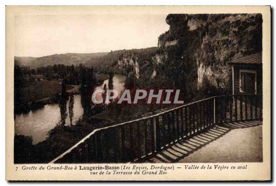 Grotte du Grand-Roc in Laugerie-Basse (Les Eyzies, Dordogne) — Blick auf die Vézère-Talwiese von der Terrasse des Grand Roc