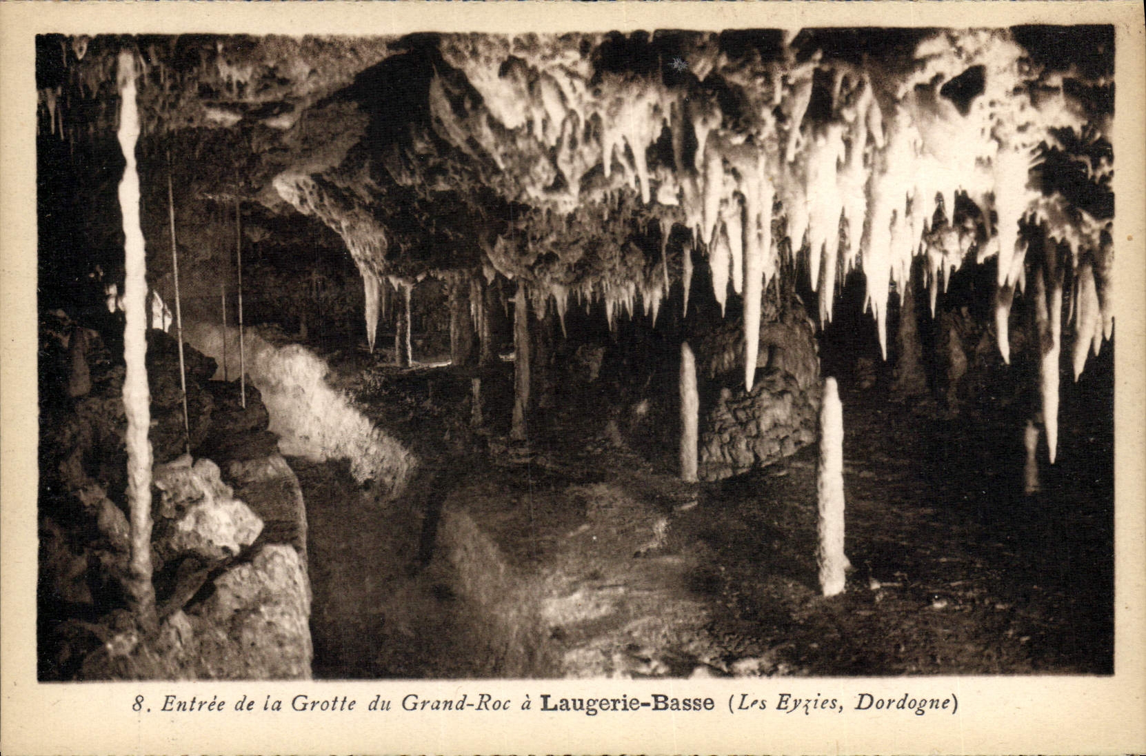 Entrance to the Grand-Roc Cave at Laugerie-Basse (Les Eyzies, Dordogne) — n°8 — publisher not visible