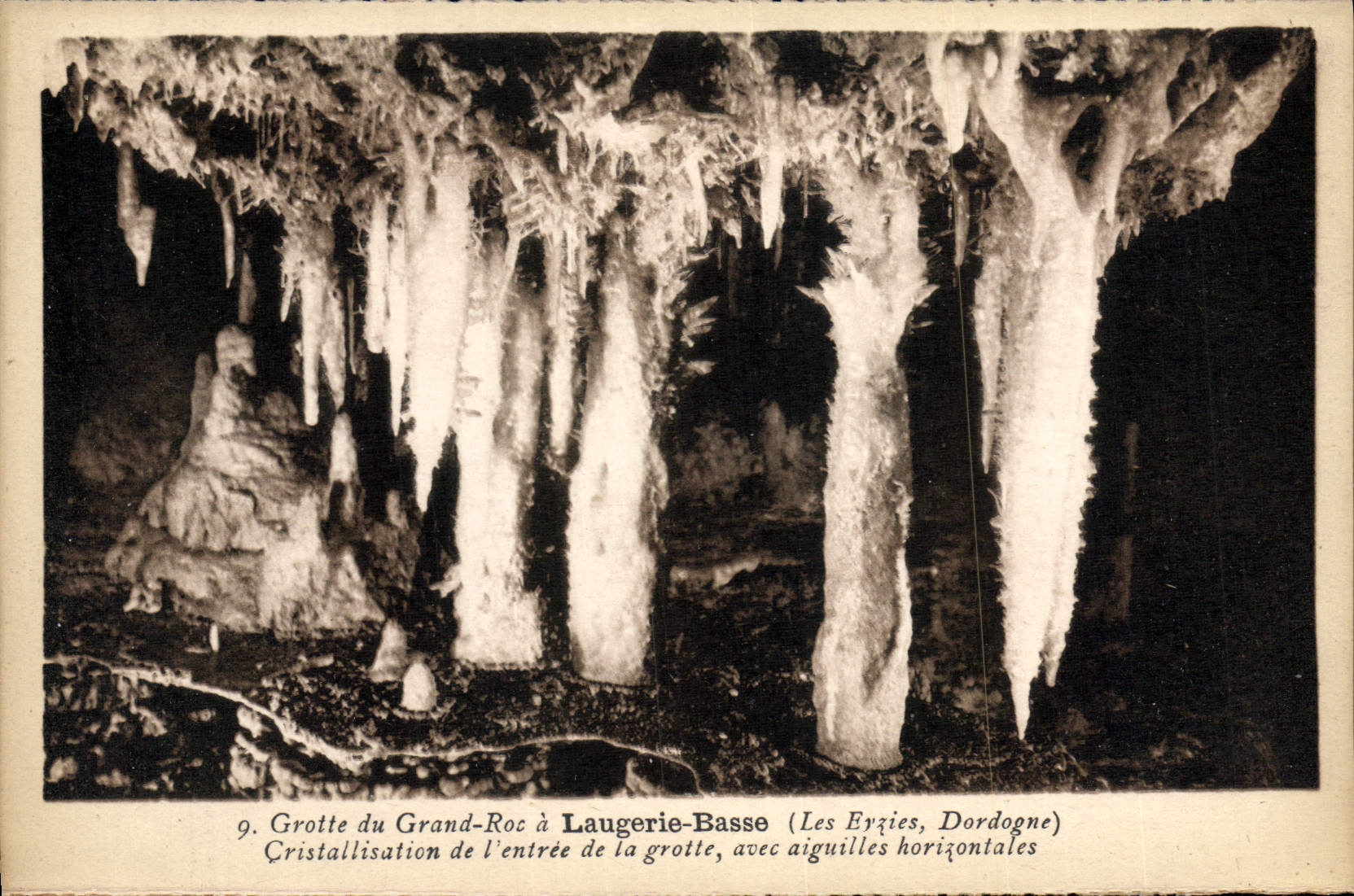 Höhle Grand-Roc in Laugerie-Basse — Kristallisation am Eingang der Höhle, mit horizontalen Nadeln — Les Eyzies, Dordogne