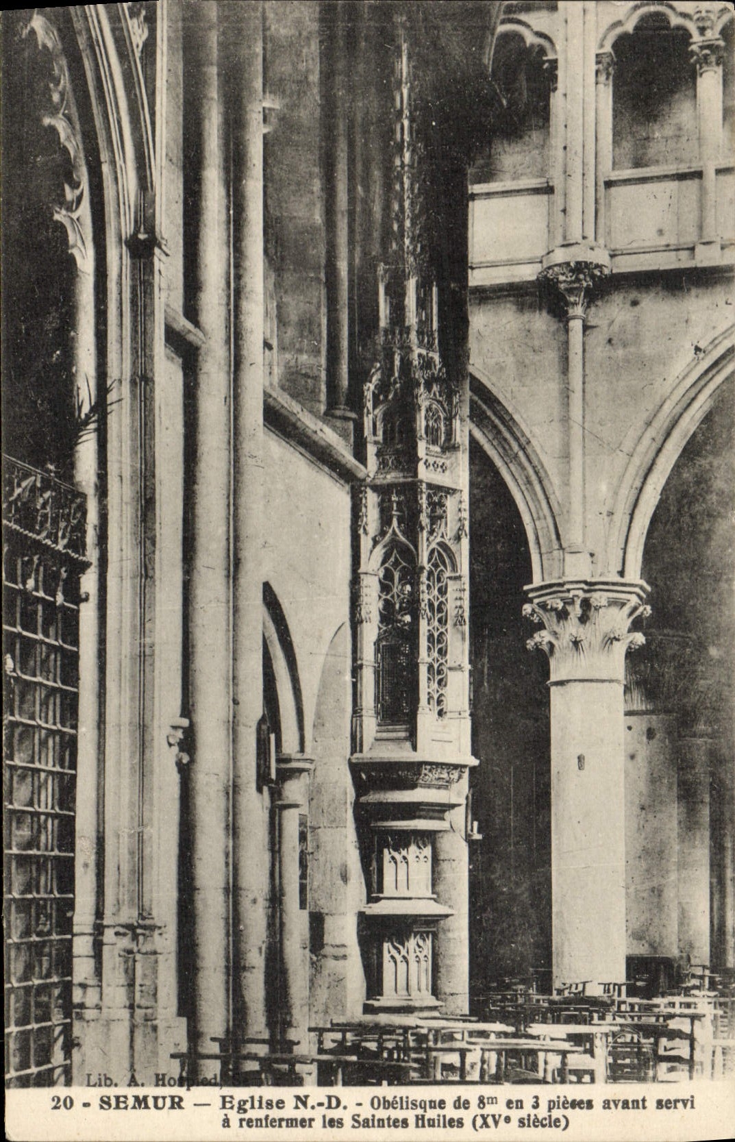 Semur - Église N.-D. - Obélisque de 8m en 3 pièces avant servi (XVe siècle)