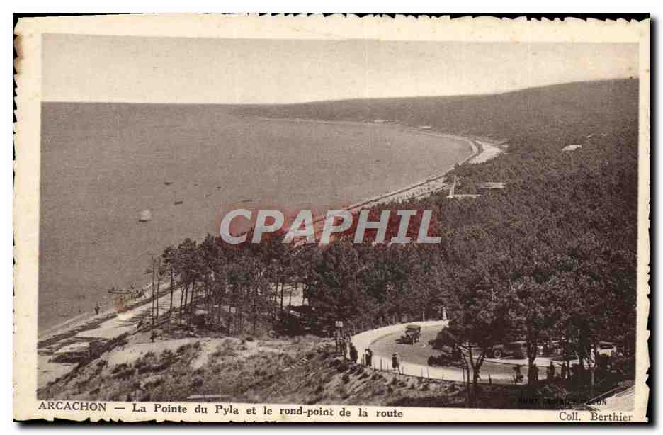 CPA Arcachon La Pointe Du Pyla Et Le Rond Point De La Route