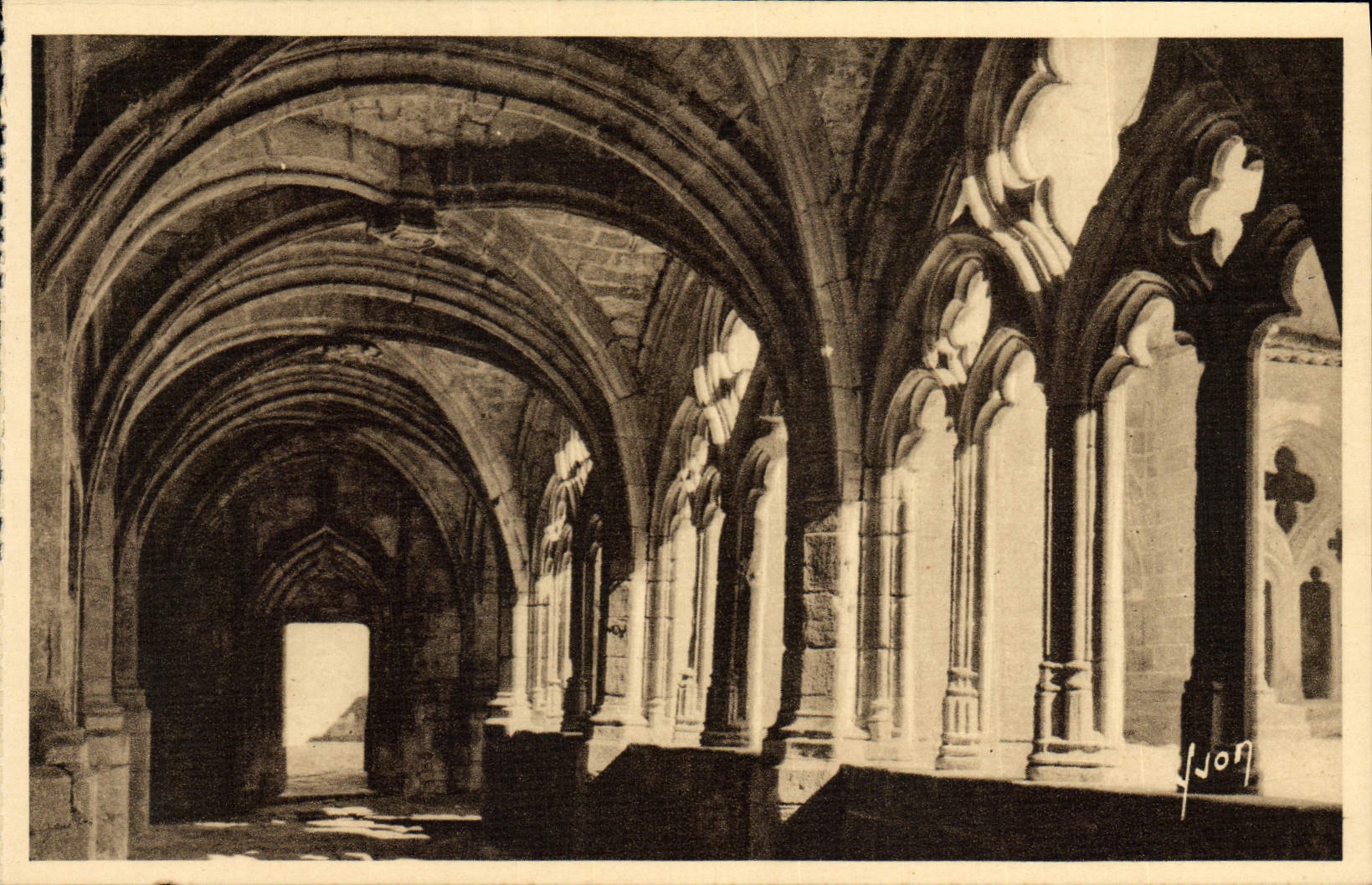 La Chaise-Dieu (Haute-Loire) — L'Abbaye, une des galeries du cloître (XIVe siècle) — Les Éditions d'Art 'WON', Paris