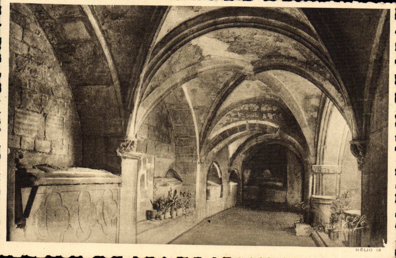 CPA Saint Bertrand De Comminges La galerie des tombeaux