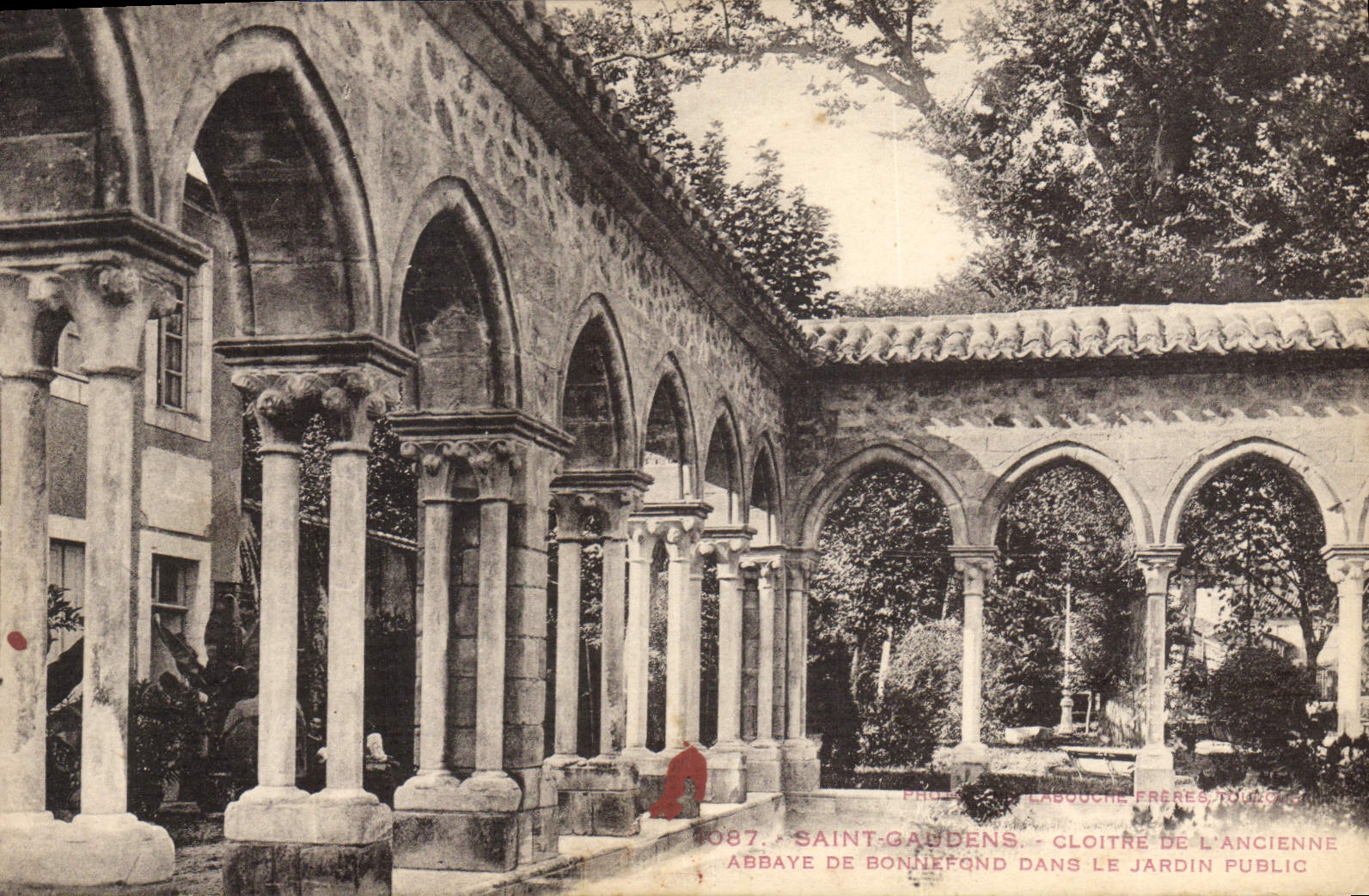 Saint-Gaudens — Cloître de l'ancienne abbaye de Bonnefond dans le jardin public — Labouche Frères, Toulouse, n° 087