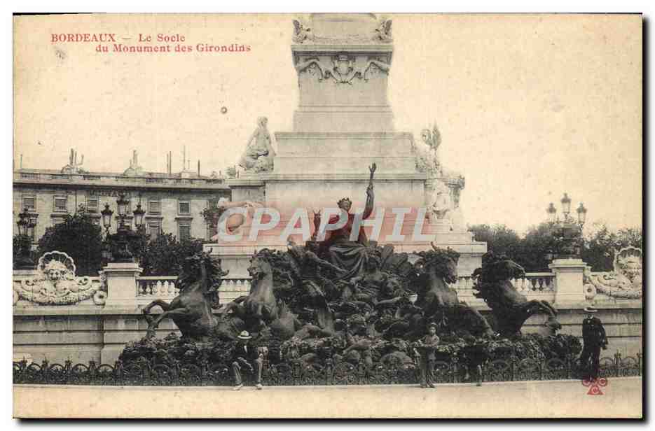 CPA Bordeaux Le Socle Du Monument Des Girondins