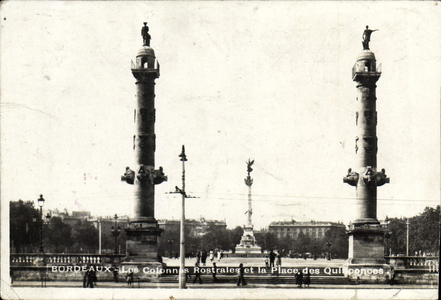 Bordeaux - Les Colonnes Rostrales et la Place des Quillonnées