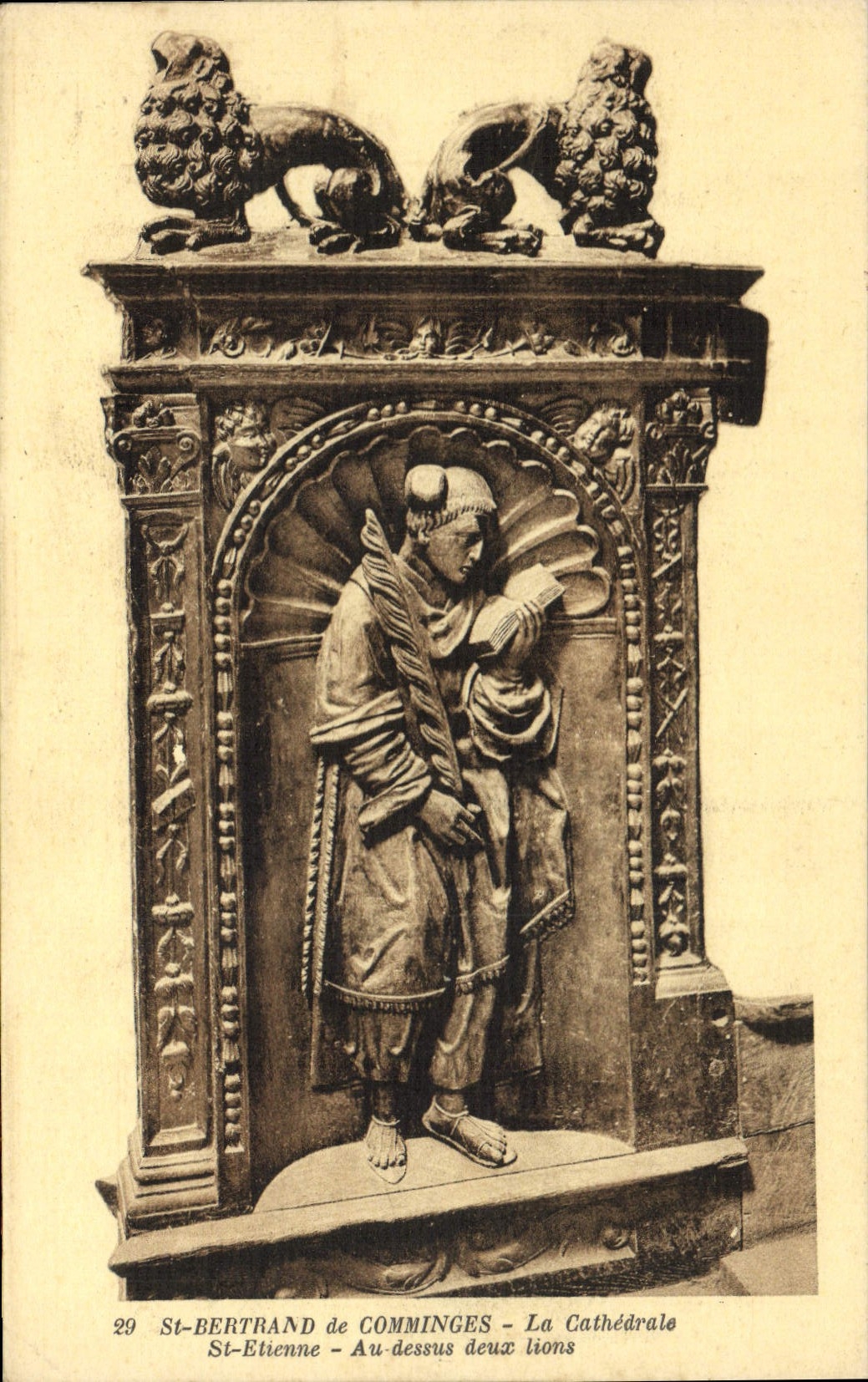 CPA St Bertrand De Comminges La Cathedrale St Etienne Au Dessus Deux Lions