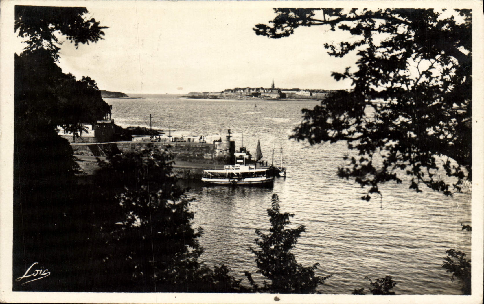 CPA Dinard L'arrivee et debarcadere des Vedettes Dans le lointain St Malo