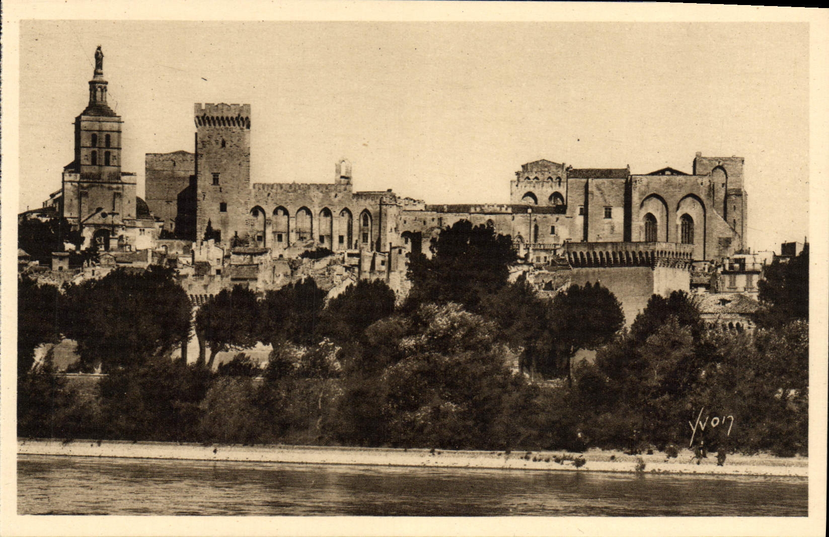 CPA Avignon Le Palais des Papes vu de la rive droite du Rhone